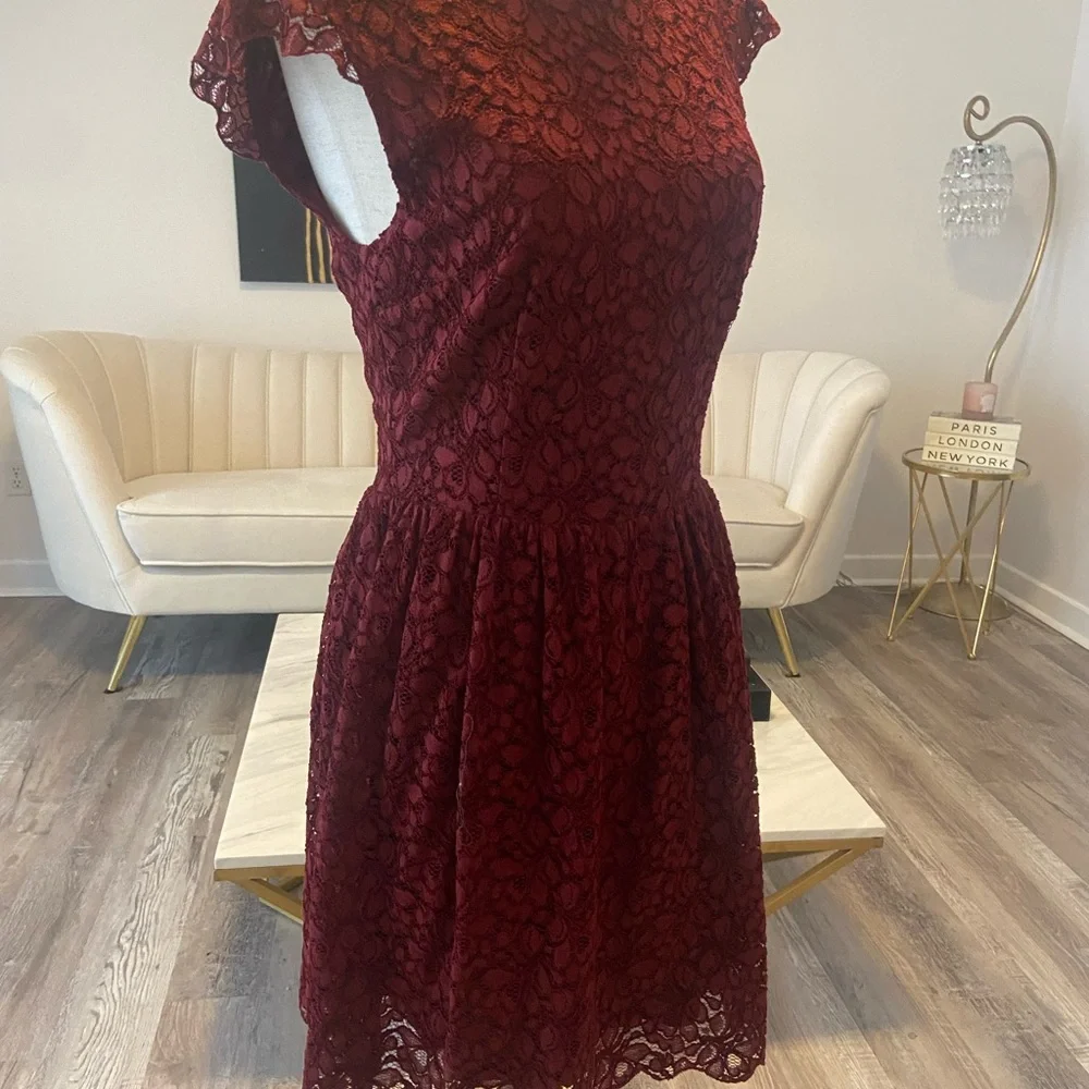 Burgundy lace cap sleeve dress - Picture 2 of 5